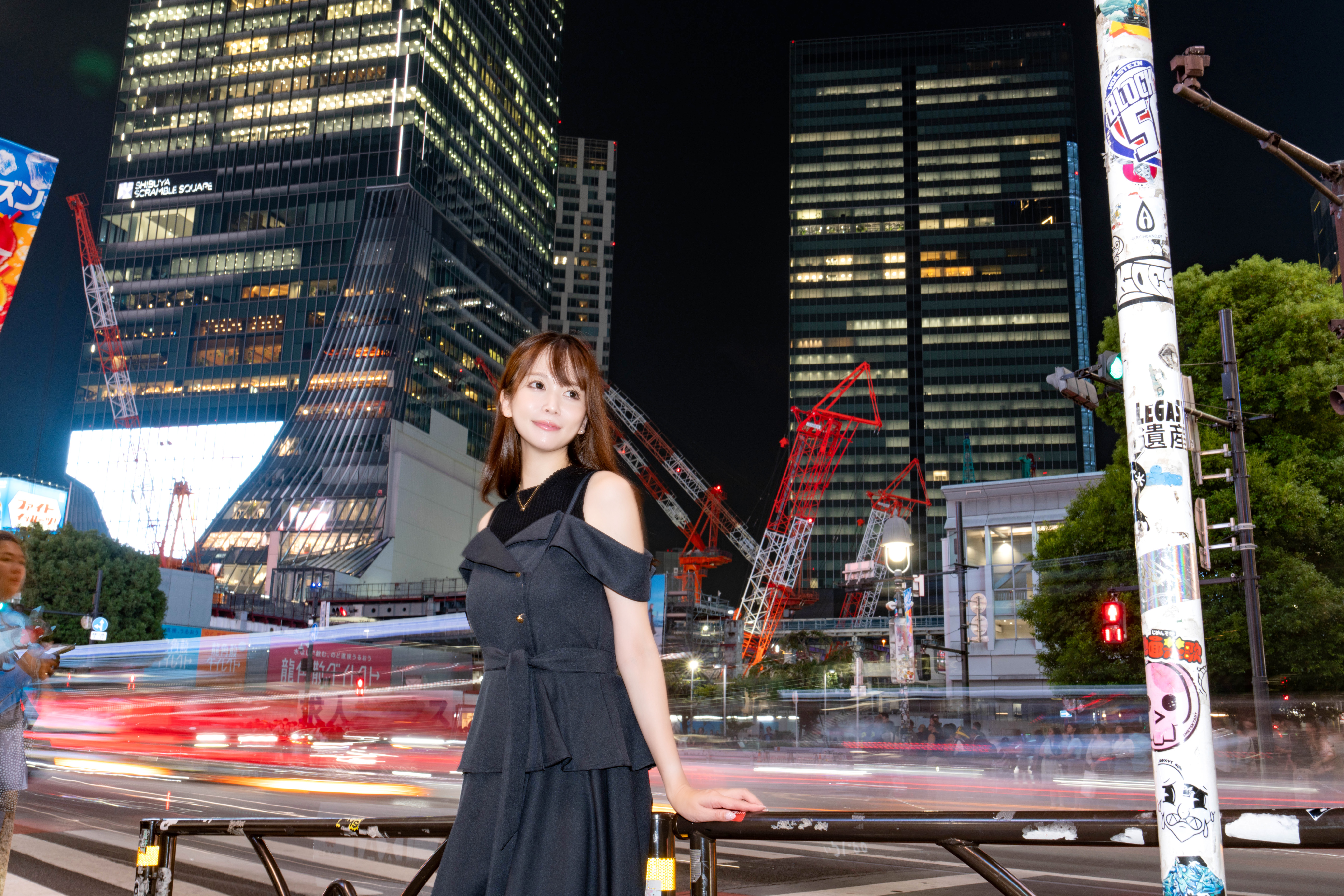夜の街に立つ白河あいね