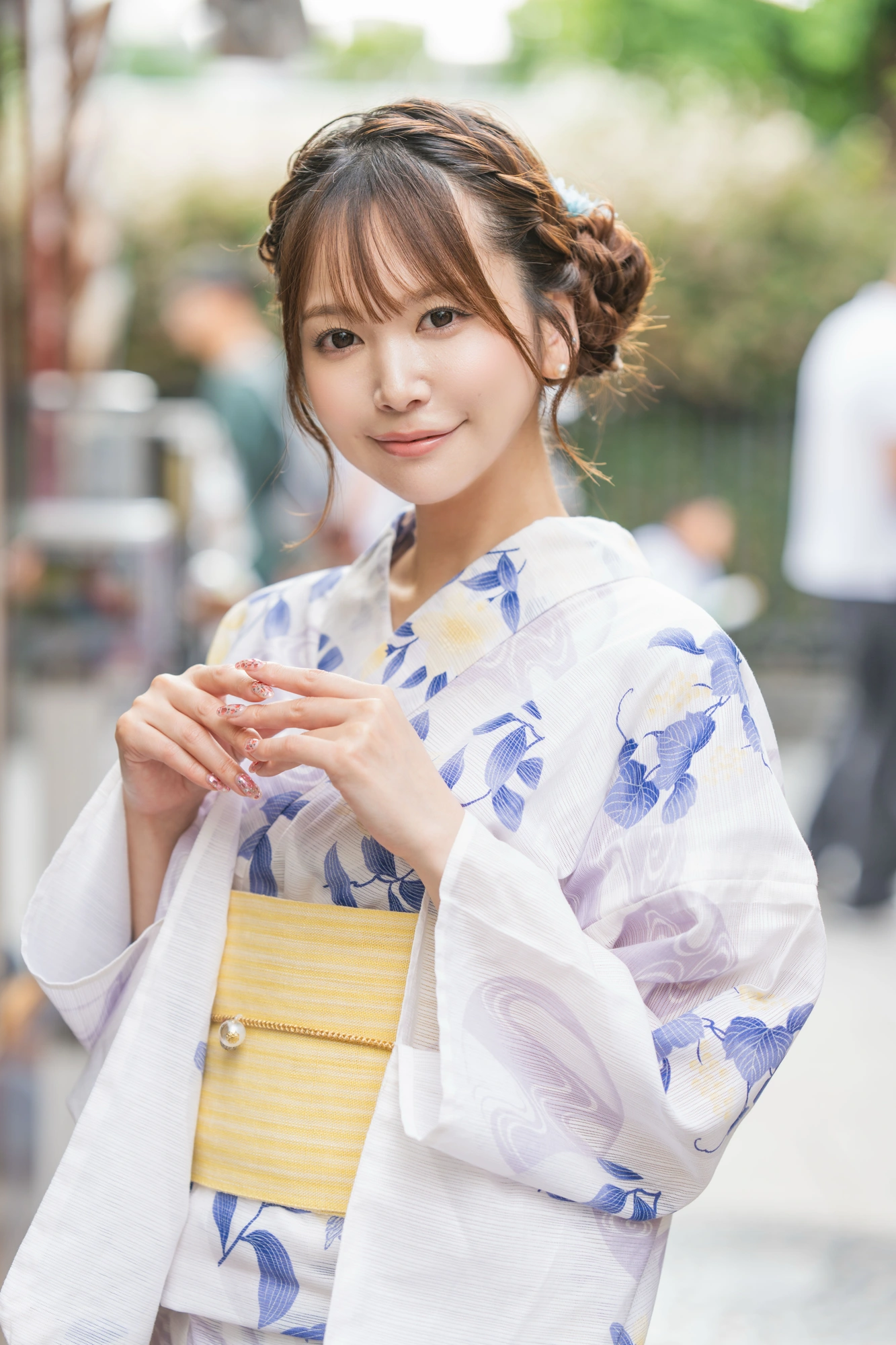 イルミネーションの光のなかに座る白河あいね